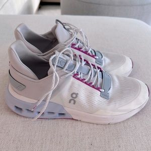 like new ✨ on cloud sneakers